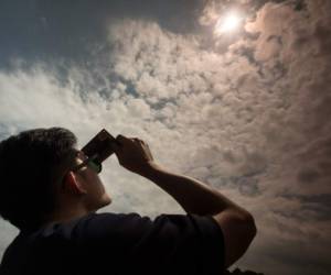 Desde Arabia Saudita hasta Omán, pasando por India y el Sudeste Asiático, numerosos amantes de la astronomía pudieron observar el jueves un inusual eclipse de tipo 'anillo de fuego'.