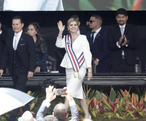 <i>La presidenta electa de Costa Rica, Laura Fernández, saluda en su ceremonia de investidura para el periodo 2026-2030, este viernes, en el Estadio Nacional de San José (Costa Rica). EFE/ Jeffrey Arguedas</i>