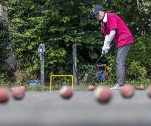 <i>Esta foto tomada el 27 de julio de 2023 muestra a un anciano practicando el juego de “gateball”, inspirado en el croquet, en un parque en los suburbios de Tokio, mientras las temperaturas de más de 36 ° C (97 ° F) quemaron la capital japonesa. (Foto de Richard A. Brooks / AFP) / Para ir con ‘JAPÓN-TIEMPO-CIUDADANOS MAYORES-GATEBALL,FOCUS’ de Tomohiro OSAKI</i>