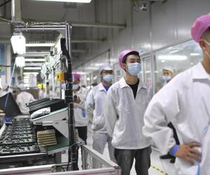 Trabajadores de fábrica iPhone en China aceptan oferta para irse tras protestas