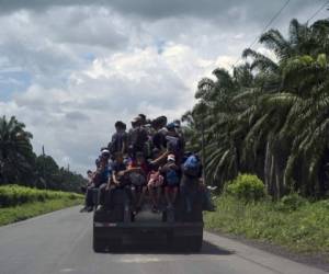 Migrants who arrived in caravan from Honduras on their way to the United States, are blocked by security foces in Vado Hondo, Guatemala, on January 18, 2021. (Photo by Johan ORDONEZ / AFP)