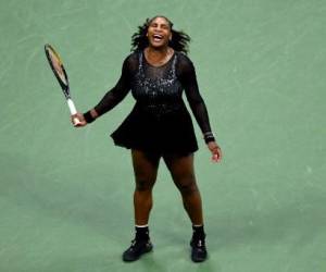 La estadounidense Serena Williams reacciona después de un punto durante su partido de la tercera ronda de individuales femeninos del torneo US Open Tennis de 2022 contra la australiana Ajla Tomljanovic en el Centro Nacional de Tenis Billie Jean King de la USTA en Nueva York, el 2 de septiembre de 2022. (Foto de ANGELA WEISS / AFP)