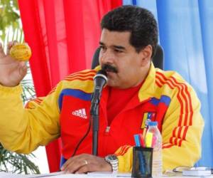 Marleni Olivo arrojó un mango a la cabeza Nicolás Maduro, pidiéndole una vivienda. El régimen venezolano aprovechó para poner en marcha la propaganda, pero el 'mangazo' ha destapada la situación de la vivienda en el país. (Foto: Presidencia de Venezuela).