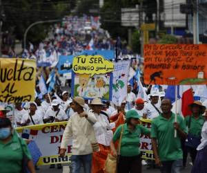 Personas participan en la manifestación del Primero de Mayo este jueves, en Ciudad de Panamá (Panamá).