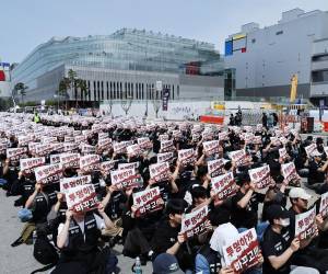 Imagen de archivo de miembros del sindicato de Samsung Electronics con pancartas con el lema Cambio Transparente durante una protesta frente a la planta de semiconductores de la compañía en Pyeongtaek, Corea del Sur, el 23 de abril de 2026. EFE/EPA/HAN MYUNG-GU
