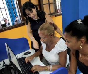 Las llamadas desde y hacia la isla están entre las más caras del continente. Llamar a Estados Unidos desde Cuba cuesta hasta ahora US$2,7 el minuto. (Foto: AFP).