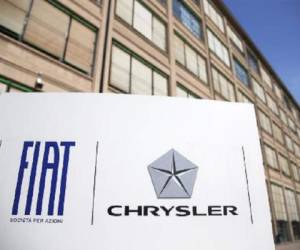 El logo de Fiat-Chrysler ante la sede de Turín el 1 de agosto de 2014. (Foto: AFP).