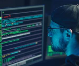 Las predicciones para 2026 apuntan a un futuro donde los ciberataques serán más personalizados, persistentes y tecnológicamente avanzados que nunca. Foto de iStock