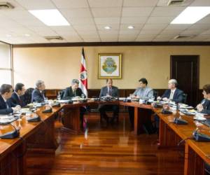 Reunión entre el Presidente de la República de Costa Rica, Luis Guillermo Solís, representantes de gobierno y de la Cámara de Comercio de Costa Rica.