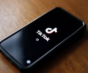 <i>Foto de archivo que muestra el logo de la aplicación TikTok en la pantalla de un teléfono inteligente. EFE/EPA/RITCHIE B. TONGO</i>