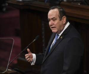 Guatemalan President Alejandro Giammattei(C) delivers a speach to deputies at the Congress of the Republic in Guatemala City, on March 18, 2020. - Giammattei presented his emergency economic plan spurred by the new coronavirus crisis. (Photo by Johan ORDONEZ / AFP)