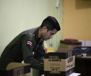 <i>Los costarricenses acuden a las urnas para elegir al presidente y a los 57 diputados del Congreso para el periodo 2026-2030, tras una campaña electoral marcada por la ventaja en las encuestas de la oficialista del derechista Partido Pueblo Soberano, Laura Fernández, y el intento de los restantes 19 candidatos por meterse en la pelea y avanzar a una eventual segunda ronda. EFE/Jeffrey Arguedas</i>