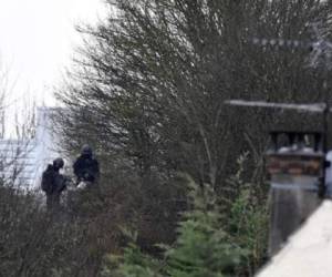 Policías franceses montan guardia en un tejado en Dammartin-en-Goele, donde los sospechosos del ataque contra el semanario Charlie Hebdo permanecen atrincherados. (Foto: AFP).