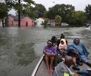 PORT ARTHUR, TEXAS: Evacudos esperan en una lancha tras ser rescatados por inundaciones provocadas por el huracán Harvey. Joe Raedle/Getty Images/AFP