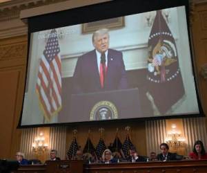 Se muestra un video del expresidente de los Estados Unidos, Donald Trump, en la audiencia del Comité Selecto de la Cámara de Representantes de los Estados Unidos para investigar el ataque del 6 de enero al Capitolio de los Estados Unidos, en el Capitolio de Washington, DC, el 13 de octubre de 2022. (Foto de MANDEL NGAN / AFP)