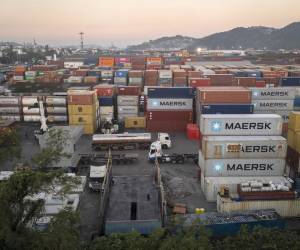 <i>Fotografía aérea de contenedores de carga el 15 de julio de 2025 en el puerto de Santos (Brasil). En la ofensiva de Donald Trump contra Brasil, la mayor economía de América Latina, se cruzan la economía, la política y la justicia, pero todo converge en un punto: el juicio al expresidente Jair Bolsonaro por intento de golpe de Estado. EFE/ Isaac Fontana</i>