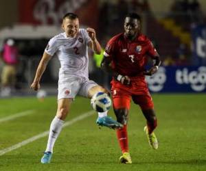 Alistair Johnston (IZQ) de Canadá juega contra José Luis Rodríguez (DER) de Panamá en la última fecha del octogonal clasificatorio de la Concacaf al Mundial de Catar-2022. (Photo by ROGELIO FIGUEROA / STR / AFP)