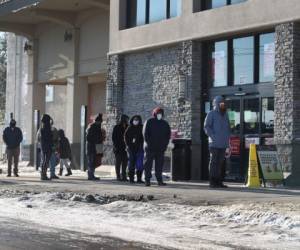 AUSTIN, TEXAS - 19 DE FEBRERO: Una fila de personas espera a que abra la tienda de comestibles Randall's mientras buscan comprar artículos esenciales el 19 de febrero de 2021 en Austin, Texas. La tormenta invernal Uri trajo un clima frío histórico y cortes de energía a Texas. Joe Raedle / Getty Images / AFP (Foto de JOE RAEDLE / GETTY IMAGES NORTH AMERICA / AFP)