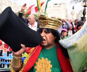 La gente participa en una manifestación exigiendo la liberación del expresidente Pedro Castillo, en Lima, el 8 de diciembre de 2022, un día después de su juicio político. (Foto por ERNESTO BENAVIDES / AFP)