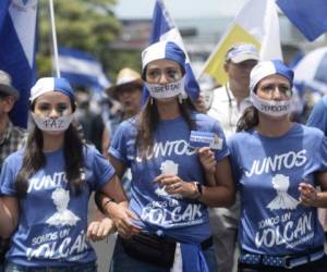 Protestantes anti-Gobierno cubren sus caras con la leyenda: 'Paz, Libertad, Democracia' el 28 de julio de 2018 en Managua / AFP PHOTO / MARVIN RECINOS