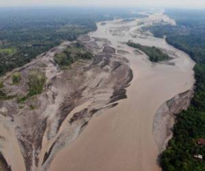 Aerial view showing the oil spill at the Coca river in Puerto Maderos village, Sucumbios province, Ecuador on February 1, 2022. - An oil spill in eastern Ecuador has reached a nature reserve and polluted a river that supplies water to indigenous communities, according to the country's environmental ministry. (Photo by Cristina Vega RHOR / AFP)