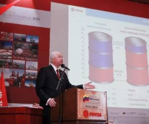 El ministro venezolano de Petróleo y Minas, Rafael Ramírez, habla sobre el reporte anual 2013 de la estatal PDVSA. (Foto: AFP)