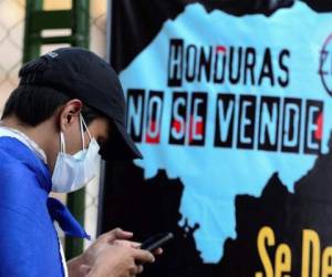 Cientos de pobladores procedentes de diferentes zonas de Honduras protestaron este viernes contra la instalación en sus comunidades de las llamadas 'ciudades modelo', unos espacios autónomos de los que, según dicen, serán expulsados. (Photo by Orlando SIERRA / AFP)