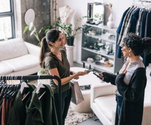 Millennials y generación Z transforman las dinámicas de compra, con un consumidor más informado, omnicanal y orientado al valor. Foto de visualspace / E+/Getty Images