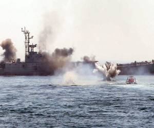 <i>Unas patrulleras y un buque iraní, han iniciado una serie de maniobras militares en el estrecho de Ormuz, una de las principales vías de tránsito de petróleo y gas del mundo. EFE/Str</i>