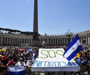 Fieles de Nicaragua asistieron a la Oración del Domingo: Ángelus del Papa Francisco en la plaza de San Pedro, el 1 de julio de 2018 en el Vaticano.