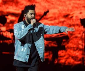 En esta foto de archivo tomada el 19 de octubre de 2017, el cantante The Weeknd se presenta en su gira mundial Starboy: Legend of the Fall 2017 en el AT&T Center en San Antonio, Texas. - El cantante canadiense de R&B The Weeknd actuará en el espectáculo de medio tiempo del Super Bowl de esta temporada de la NFL, anunció la liga el 11 de noviembre de 2020, un puesto codiciado que probablemente enfrentará restricciones debido a la pandemia en curso. (Foto de SUZANNE CORDEIRO / AFP)