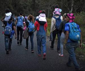 Honduran migrants walk in a caravan heading to the US, near Quezaltepeque, Chiquimula departament, Guatemala, on January 17, 2020. - Hundreds of people in the vanguard of a new migrant caravan from Honduras forced their way across the border with Guatemala on Wednesday, intent on reaching the United States. (Photo by Johan ORDONEZ / AFP)