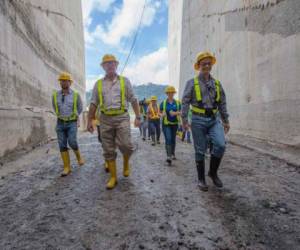 El Instituto Costarricense de Electricidad (ICE) está cerca de culminar la obra de infraestructura más grande edificada en la historia del país: la futura planta hidroeléctrica Reventazón, que podrá abastecer de energía firme a 525.000 hogares con 305,5 megavatios de potencia instalada. Foto Presidencia Costa Rica.