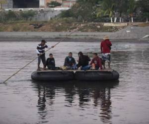 Migrantes hondureños se dirigen hacia EE.UU. mientras cruzan el ríio Suchiate, frontera natural entre Guatemala y Mexico, cerca Ciudad Tecun Uman, el 18 de enero de 2019. Foto de Johan ORDONEZ / AFP