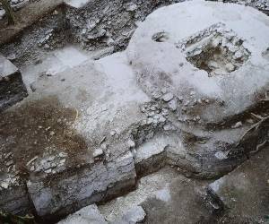 <i>Fotografía que muestra una imagen del hallazgo de una singular estructura ritual maya, en el sitio prehispánico El Tigre, que aporta datos inéditos sobre las complejas prácticas ceremoniales y los patrones sociales del periodo preclásico terminal, este lunes en el Palacio Nacional de la Cultura, en Ciudad de Guatemala (Guatemala). EFE/ Mariano Macz</i>
