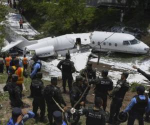 Personal de emergencia en Honduras ayudan en el Aeropuerto Internacional de Toncontin. AFP PHOTO / ORLANDO SIERRA