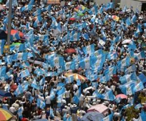 'Quiero decirle a todos los guatemaltecos que estoy aquí, que voy a dar la cara. Seguiré al frente del país, no voy a huir', dijo el mandatario en entrevista en la emisora local Radio Sonora, tras la histórica jornada de protestas. (Fotos: AFP).