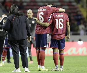 Alexis Gamboa (i) y Alejandro Bran, de Costa Rica, se lamentan este martes tras quedar eliminados del Mundial de 2026 al empatar 0-0 ante Honduras en un partido de la jornada final de las eliminatorias de la Concacaf. EFE/ ﻿﻿Jeffrey Arguedas