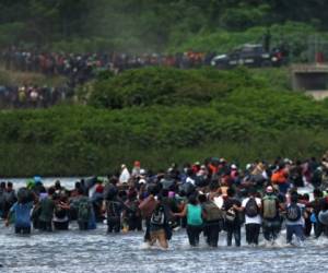 Migrantes centroamericanos, en su mayoría hondureños y salvadoreños, cruzan el río Suchiate para pasar de Guatemala a México. Noviembre 2018.