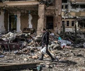 Un hombre camina entre los escombros de edicios destruido en Kharkiv on april 2, 2022, as Ukraine said today Russian forces were making a rapid retreat from northern areas around the capital Kyiv and the city of Chernigiv. (Photo by FADEL SENNA / AFP)