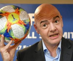 FIFA President Gianni Infantino poses with the official ball of the 2019 Women's World Cup during a press conference at the end of the FIFA Executive Football Summit in Rome on February 27, 2019. (Photo by Alberto PIZZOLI / AFP)