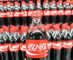 Desde su llegada al mercado chino en 1979 y hasta 2014, Coca-Cola acumula una inversión total en el país asiático de US$9.000 millones.