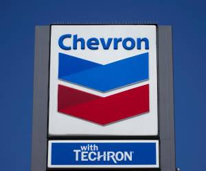 <i>Chevron se ha mostrado renuente a invertir capital en el país hasta que se reduzcan los impuestos y regalías a la producción petrolera. EFE/EPA/ALLISON DINNER</i>