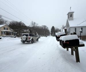 <i>Un vehículo circula por una calle afectada por la nieve este domingo en la ciudad de Peninsula, Ohio (EE.UU.). La gran tormenta de hielo y nieve que ha afectado a dos tercios de la geografía estadounidense ha dejado a más de un millón de usuarios sin electricidad, sobre todo en el sur, y se ha cobrado la vida de al menos cinco personas en todo el país por hipotermia, según informaron medios locales. EFE/ Rodrigo Sepúlveda</i>