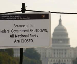 El Capitolio se observa junto a un rótulo que recuerda a visitantes sobre el cierre de parques nacionales debido al cierre de servicios considerados por el gobierno federal como 'no esenciales'. REUTERS/Kevin Lamarque