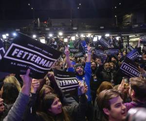 Simpatizantes de Fetterman celebran su inesperada victoria en Pensilvania, estado clave para el control del Senado en EEUU.