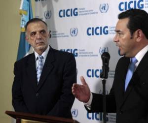 GU3018. CIUDAD DE GUATEMALA (GUATEMALA), 28/10/2015.- El presidente electo de Guatemala Jimmy Morales (d) habla durante en conferencia de prensa tras una reunión con el jefe de la Comisión Internacional contra la Impunidad en Guatemala (CICIG) Iván Velásquez (i) hoy, miércoles 28 octubre de 2015, en Ciudad de Guatemala (Guatemala). Morales se comprometió hoy a renovar el mandato de la CICIG hasta 2021, y destacó la importancia del ente de la Organización de la Naciones Unidas (ONU) en Guatemala. EFE/Esteban Biba