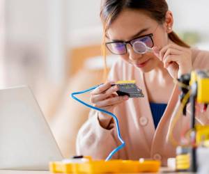 <i>El ecosistema costarricense genera más de 5.000 empleos directos y 600 proveedores, pero enfrenta el reto de subir en la cadena de valor y consolidarse como hub regional. Foto de iStock</i>