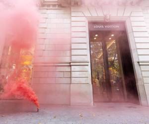 <i>Unas 600 personas se manifiestaron este domingo en Barcelona para protestar contra el turismo masivo en la ciudad. EFE/ Marta Pérez</i>