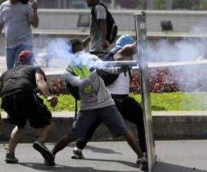 Students clash with riot police, during a protest against the government's reforms in the Institute of Social Security (INSS) in Managua on April 20, 2018.Two protesters and a policeman were killed in Nicaragua's capital Managua after demonstrations over pension reform turned violent in the most significant protests in President Daniel Ortega's 11 years in office, officials said Friday. / AFP PHOTO / INTI OCON